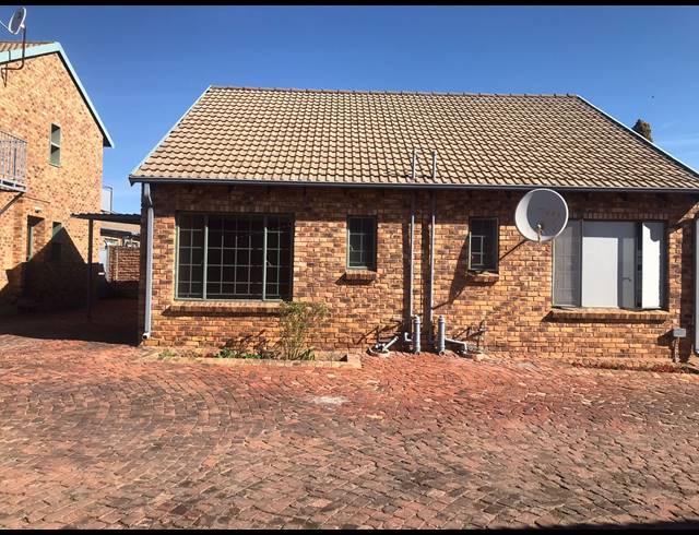 2 BEDROOM TOWNHOUSE FOR SALE IN ANNLIN